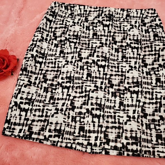 Valerie Bertinelli geometric skirt - Picture 3 of 8